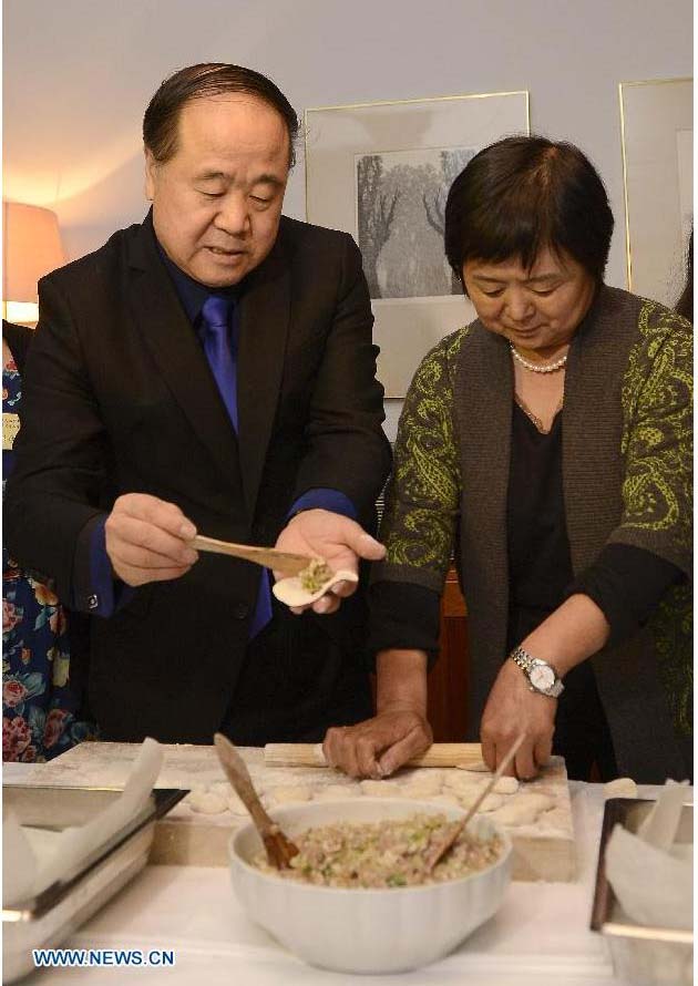 Ganador del Premio Nobel 2012 de Literatura Mo Yan elabora "dumplings" 