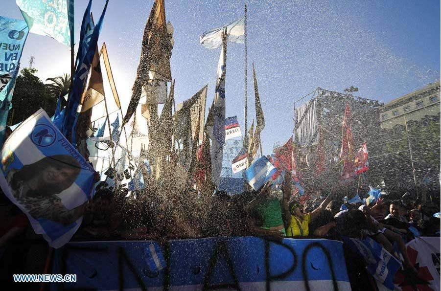 Multitud celebra fiesta patria popular en Argentina