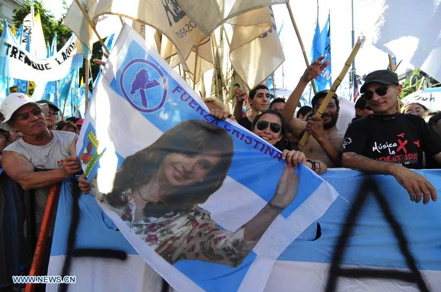 Multitud celebra fiesta patria popular en Argentina
