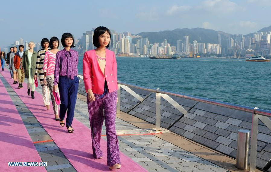 La pasarela en el muelle de la bahía Victoria de Hong Kong rompe el Récord Guiness