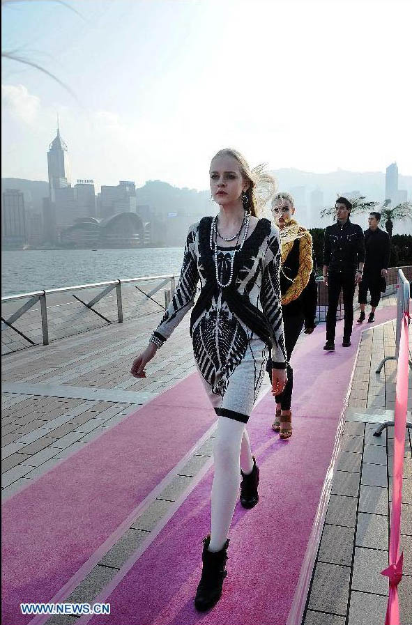 La pasarela en el muelle de la bahía Victoria de Hong Kong rompe el Récord Guiness