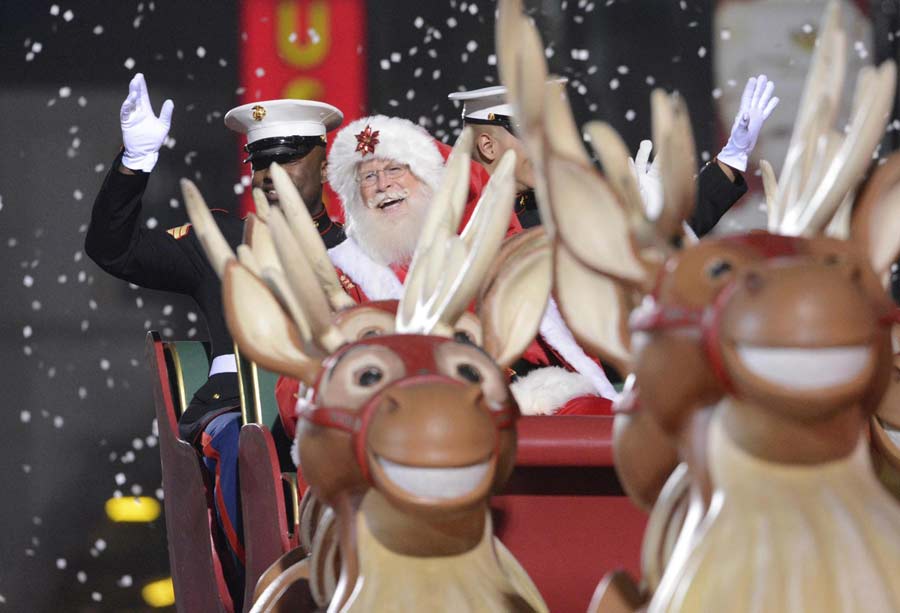 Un hombre disfrazado de Papá Noel preside la Cabalgata de Navidad en Hollywood 2012, en Los Angeles, el 25 de noviembre de 2012. [Foto/agencias]