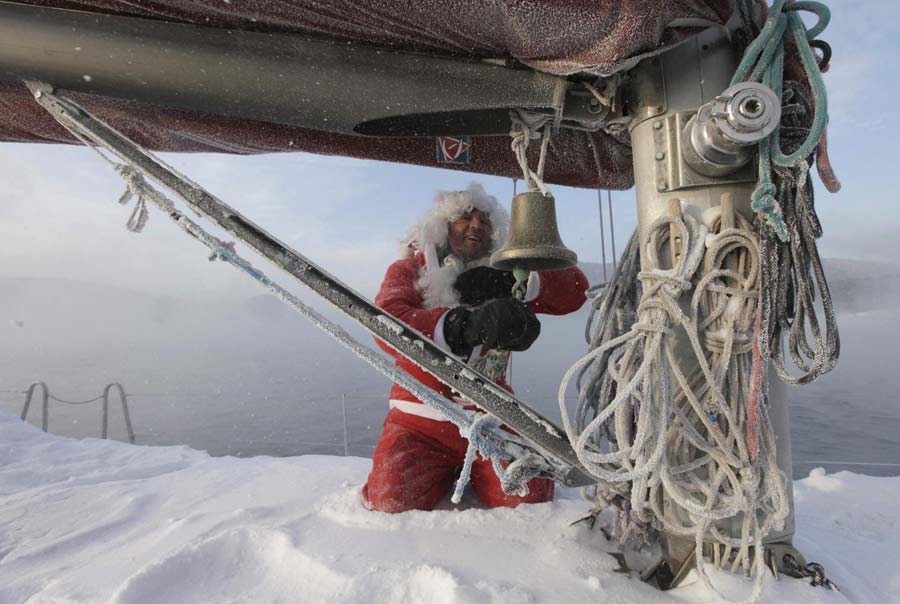 Valery Kokoulin, de 47 años, disfrazado de Papá Noel, toca la campana de su yate construido por él mismo para marcar el final de la temporada de navegación, con una temperatura de - 23 grados centígrados (-9,4 grados fahrenheit), en el río Yeniséi, a las afueras de la ciudad siberiana de Krasnoyarsk, en Rusia, el 7 de diciembre de 2012. [Foto/agencias]