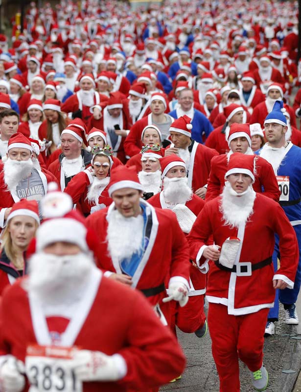 Corredores disfrazados de Papá Noel participan en la carrera llamada 'Santa Dash', en Liverpool, al norte de Inglaterra, el 2 e diciembre de 2012. Se espera que más de 8000 personas compitan este año en el maratón de 5 kilómetros. [Foto/agencias]