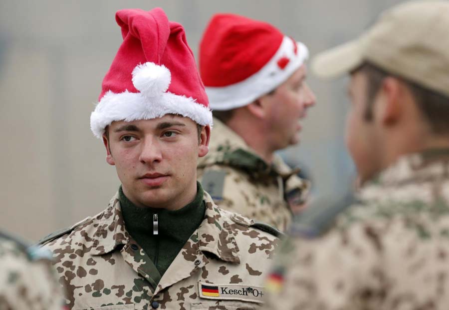 Un soldado del ejército alemán lleva un sombrero de Papá Noel en el mercado navideño organizado en el campamento de combate cerca de Baghlan, al norte de Afganistán, el 9 de diciembre de 2012. Los soldados alemanes celebran su última navidad en Afganistán, ya que en 2013 el gobierno alemán pretende retirar todas sus tropas desplegadas en dicho país. [Foto/agencias]