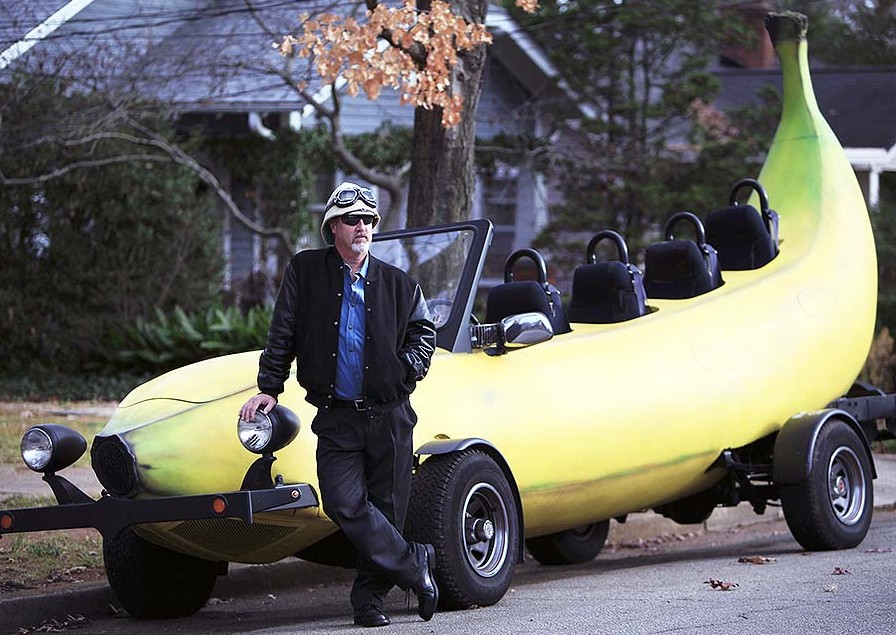 Un viaje alrededor del mundo abordo de vehículo en forma de plátano