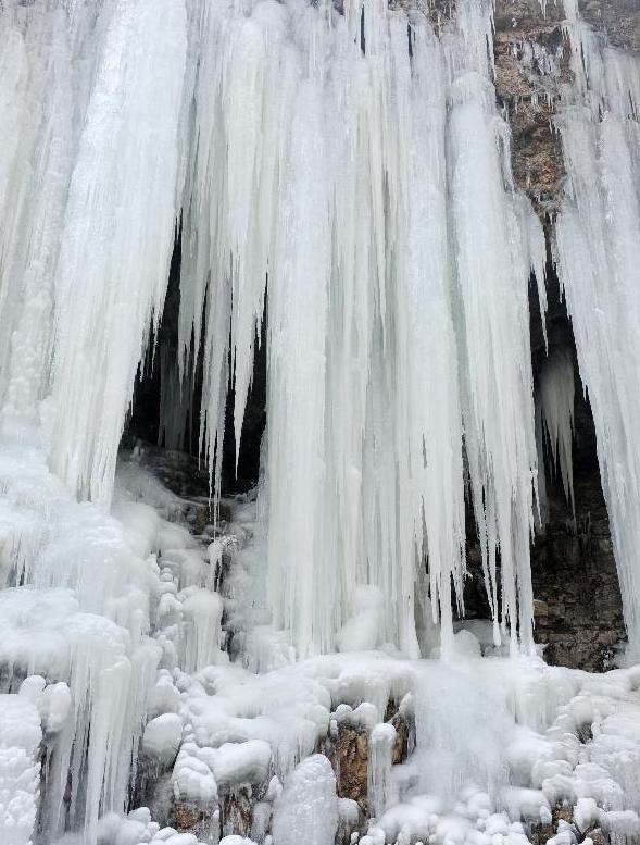 Cascadas de hielo en las montañas de Taihang en Hebei