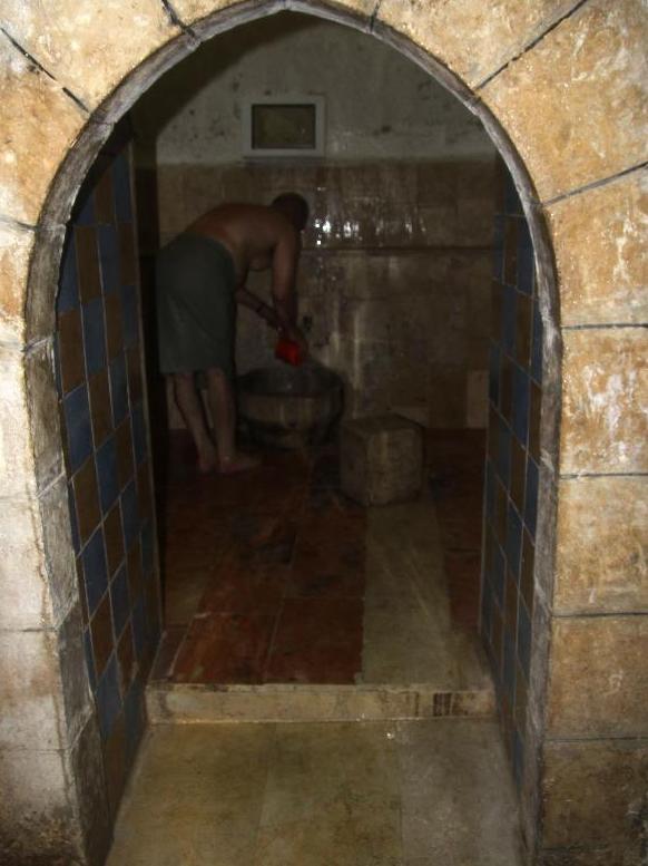 Un palestino se baña en "Hamam Alshefa", el tradicional baño turco en la ciudad cisjordana de Nablus, el 11 de diciembre de 2012. El baño turco, construido hace unos 400 años durante el dominio otomano, abre durante las 24 horas del día y tiene días separados para los hombres y las mujeres. (Xinhua / Ayman Nobani)