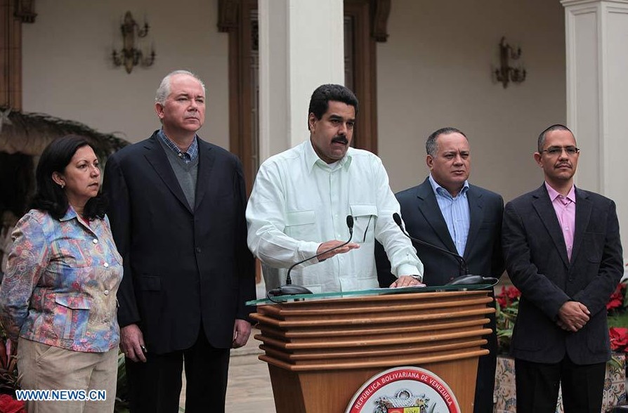 Imagen cedida por la Presidencia de Venezuela del vicepresidente venezolano Nicolás Maduro (c), dirigiendo un mensaje en cadena nacional por radio y televisión sobre el estado de salud del presidente de Venezuela Hugo Chávez y de su proceso de recuperación, en el palacio de Miraflores, en la ciudad de Caracas, capital de Venezuela. Chávez, se encuentra hospitalizado en Cuba tras someterse a una nueva cirugía debido al cáncer que padece.