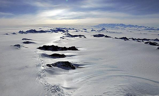 Científicos británicos buscan vida bajo el hielo de la Antártida