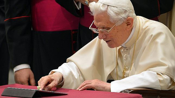 El Papa Benedicto XVI envía su primer mensaje en twitter