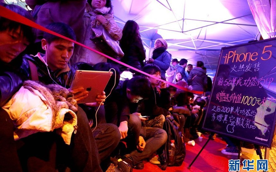 Fans de Apple esperan pacientemente lanzamiento de iPhone 5 en Shanghai 2