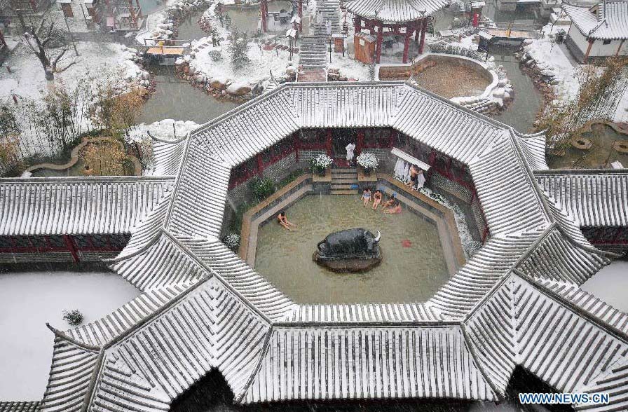 Manantial de aguas termales en Hebei, norte de China 3