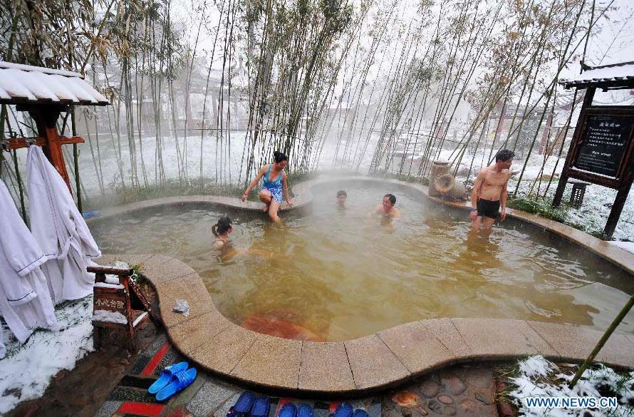 Manantial de aguas termales en Hebei, norte de China 2