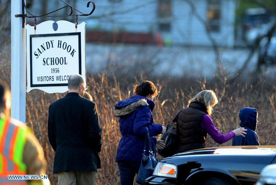 Tiroteo en escuela de Connecticut deja 20 niños y 8 adultos muertos