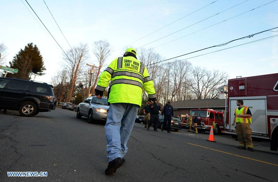 Tiroteo en escuela de Connecticut deja 20 niños y 8 adultos muertos