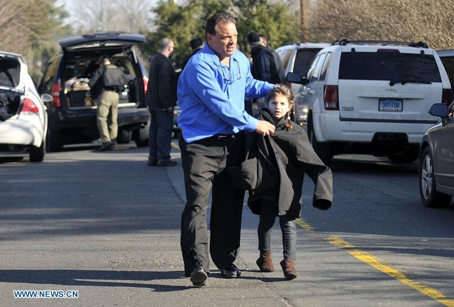 Tiroteo en escuela de Connecticut deja 20 niños y 8 adultos muertos