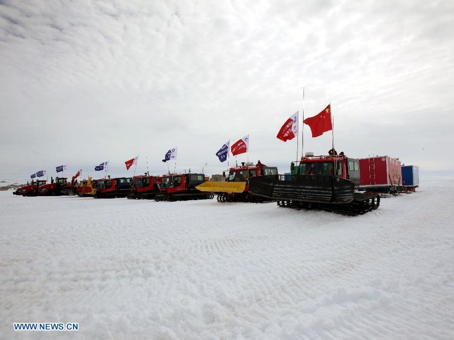 Miembros del equipo chino de exploración de la Antártida parten hacia la Estación Kunlun