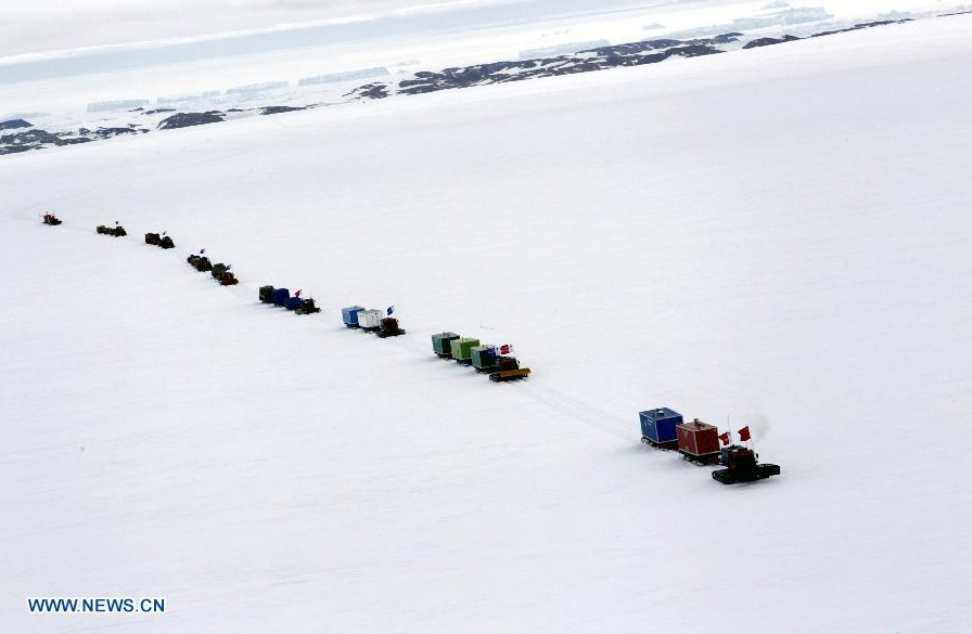 Miembros del equipo chino de exploración de la Antártida parten hacia la Estación Kunlun