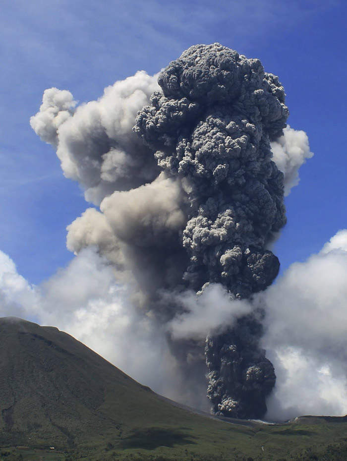 Erupción del volcán indonesio Lokon 