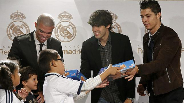 Ronaldo, Kaká y Pepe, entregan juguetes navideños a los niños