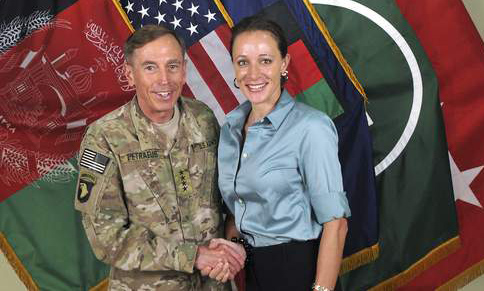 La amante de Petraeus no será acusada de acoso por internet