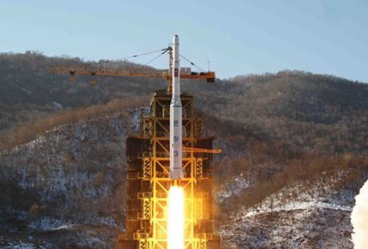 Satélite norcoreano estaría “muerto” o habría colisionado con otros satélites