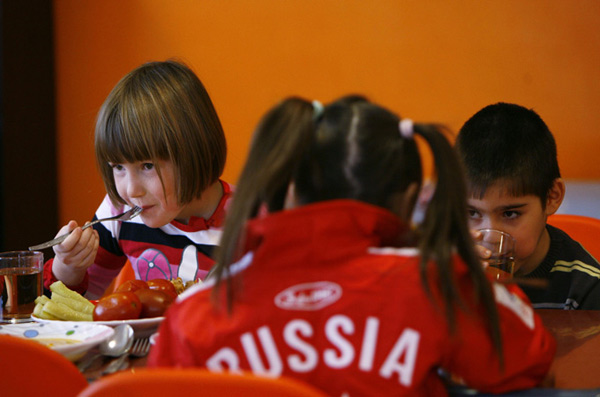 Parlamento ruso aprueba ley que prohíbe a estadounidenses adoptar niños rusos