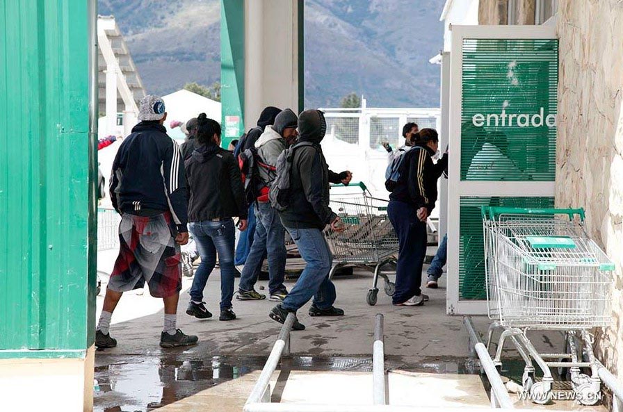 Inconformes atacan supermercados en Bariloche, Argentina