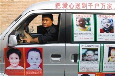 Xiao Chaohua conduciendo una furgoneta con imágenes de niños secuestrados.