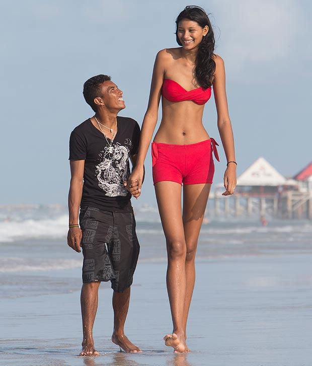 Modelo brasileña de 2 metros se enamora de un albañil de 1,60 m