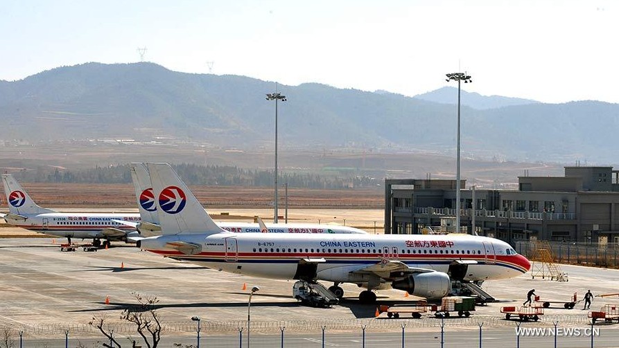Continúan retrasos de vuelos en aeropuerto de Yunnan, China