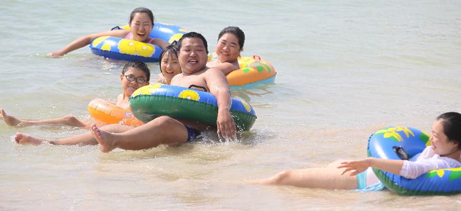 Turistas toman el sol en Sanya 3