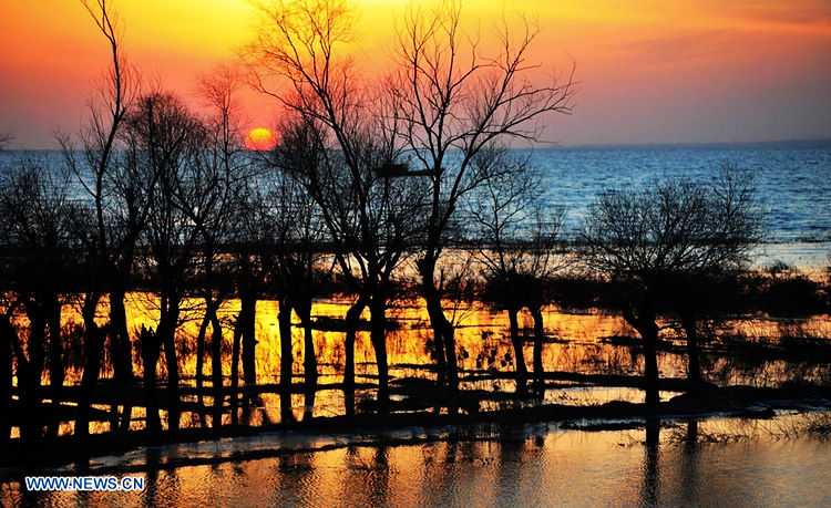 Bello paisaje del lago Chaohu al crepúsculo en Anhui 3