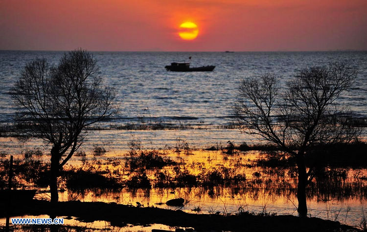 Bello paisaje del lago Chaohu al crepúsculo en Anhui 5