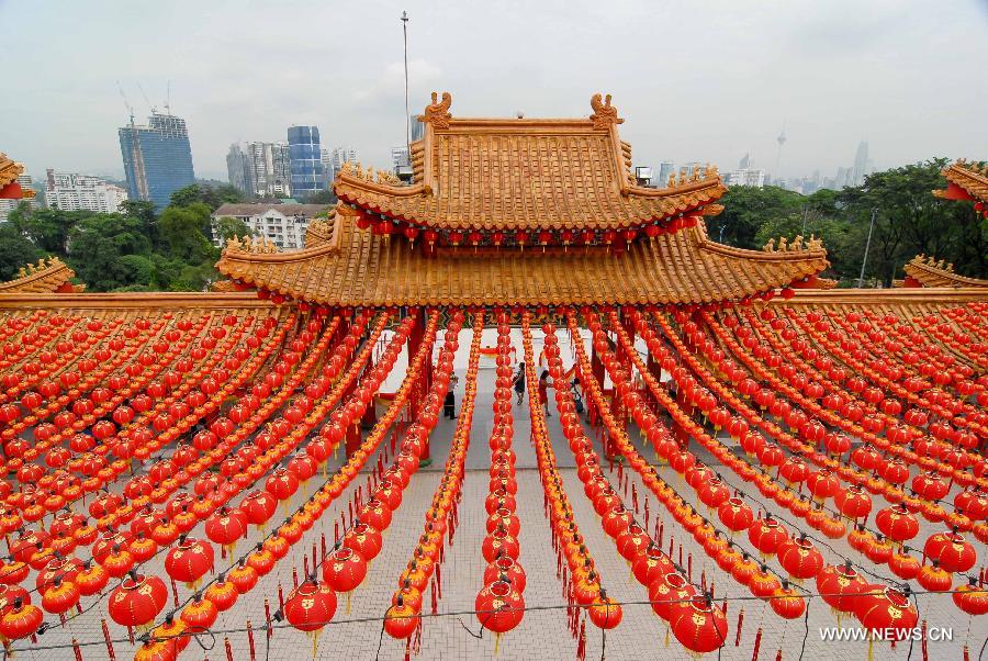 Templo de Malasia recibe el Año de la Serpiente con linternas rojas