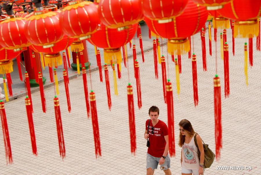 Templo de Malasia recibe el Año de la Serpiente con linternas rojas 3