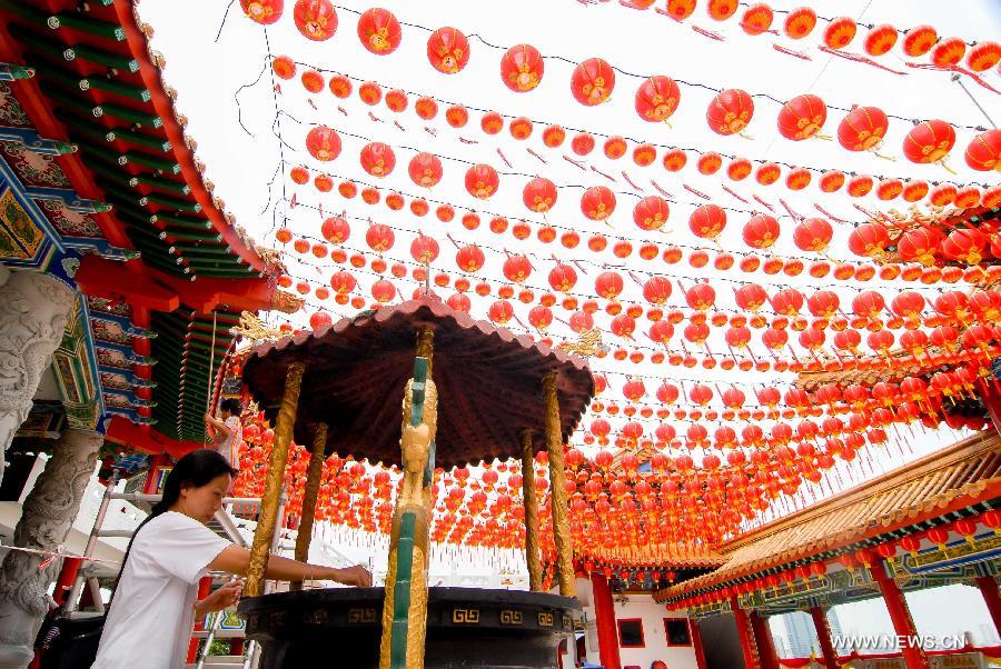 Templo de Malasia recibe el Año de la Serpiente con linternas rojas 2