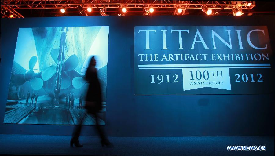 Una visitante entra en la sala de una exposición de artefactos del Titanic en Shanghai, el 7 de enero de 2013. En la exposición se muestran unos 300 artefactos rescatados de los escombros de Titanic.[Foto / Xinhua] 