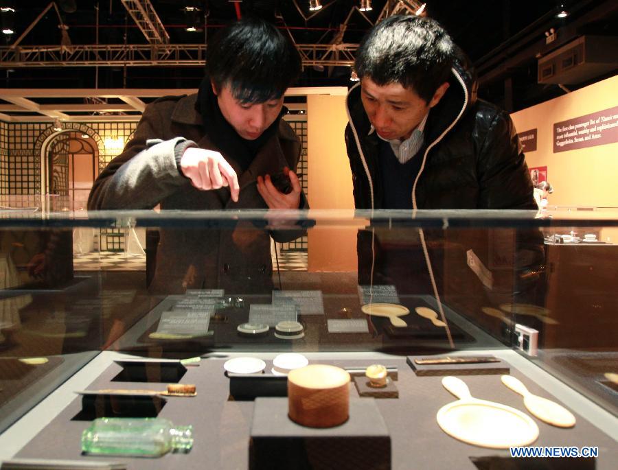 Visitantes ven los artefactos en una exposición de artefactos del Titanic en Shanghai, el 7 de enero de 2013. En la exposición se muestran unos 300 artefactos rescatados de los escombros de Titanic. [Foto / Xinhua] 