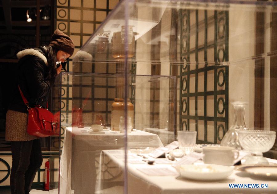 Una joven visita una exposición de artefactos del Titanic en Shanghai, el 7 de enero de 2013. En la exposición se muestran unos 300 artefactos rescatados de los escombros de Titanic.[Foto / Xinhua] 