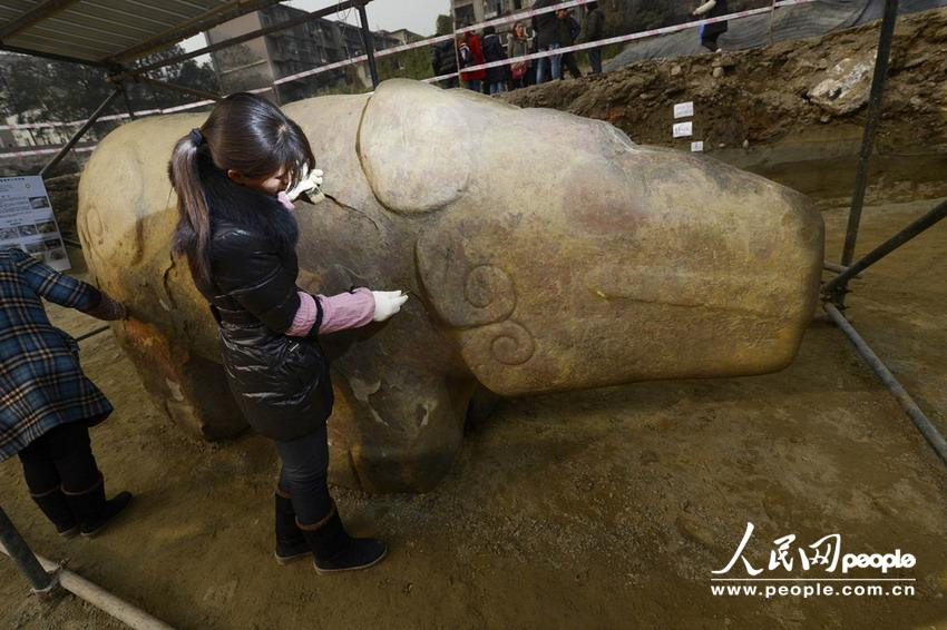 Desentierran “bestia” misteriosa en Chengdu
