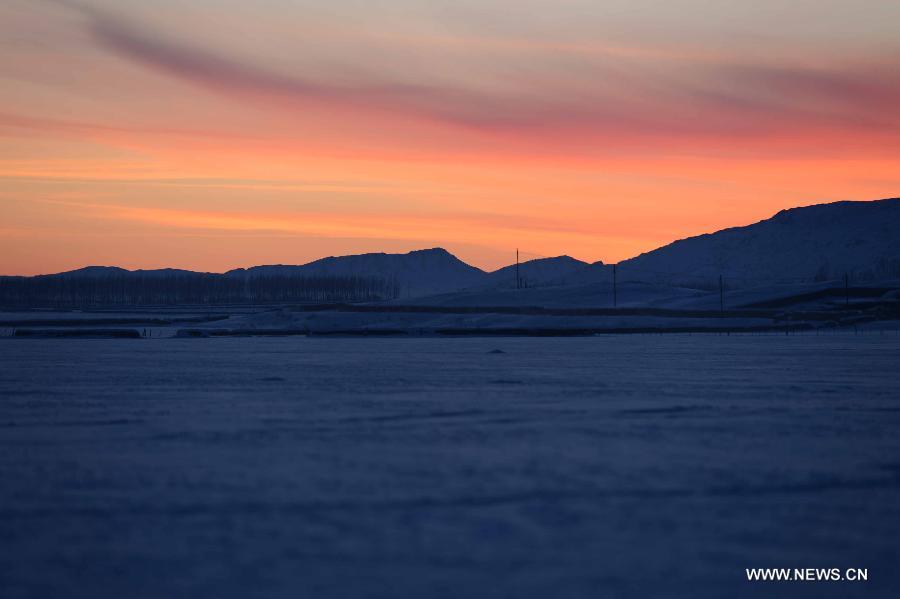 Paisaje hermoso de nieve en Xinjiang de China  3