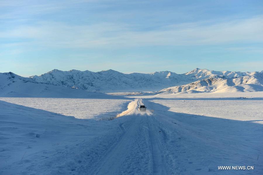 Paisaje hermoso de nieve en Xinjiang de China  6