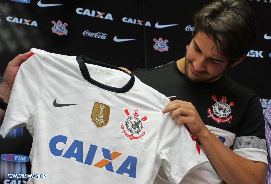 Fútbol: Club brasileño Corinthians presenta a Pato como nuevo fichaje (3)