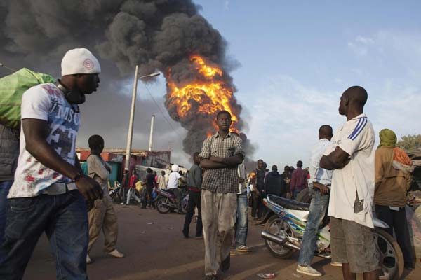 Francia confirma ataque aéreo contra bastión rebelde en Mali