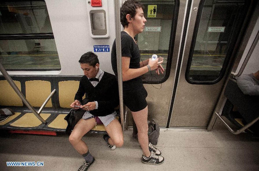 Jóvenes se expresan sin pantalones en metro de la Cd. de México