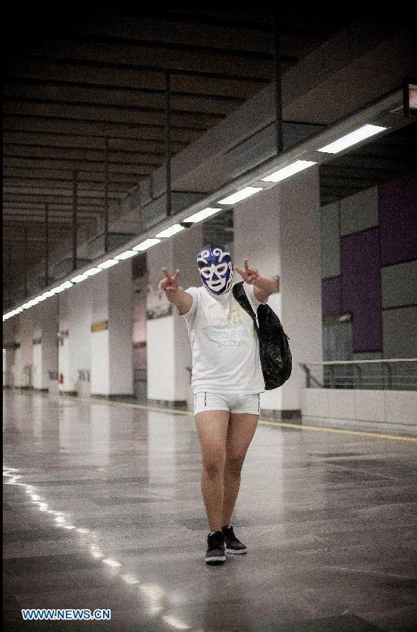 Jóvenes se expresan sin pantalones en metro de la Cd. de México