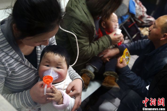 Contaminación record provoca compra compulsiva de mascarillas en Pekín