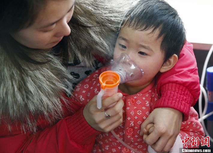 Contaminación record provoca compra compulsiva de mascarillas en Pekín (2)